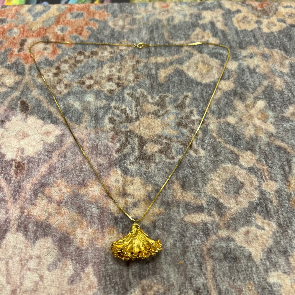 Vintage Gold Tone Textured Fan Ginkgo Leaf Pendant Necklace Botanical Jewelry